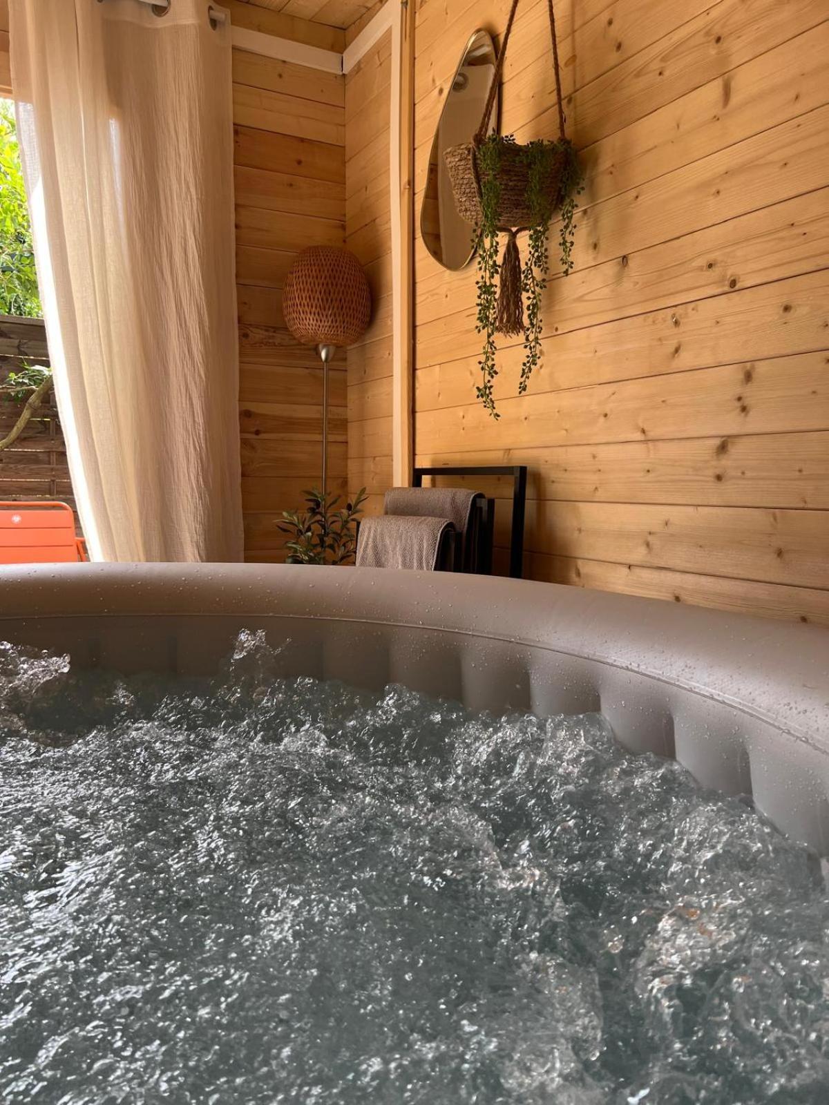 Apartamento Escale Cosy A Pontoise Jacuzzi Et Terrasse Exterior foto