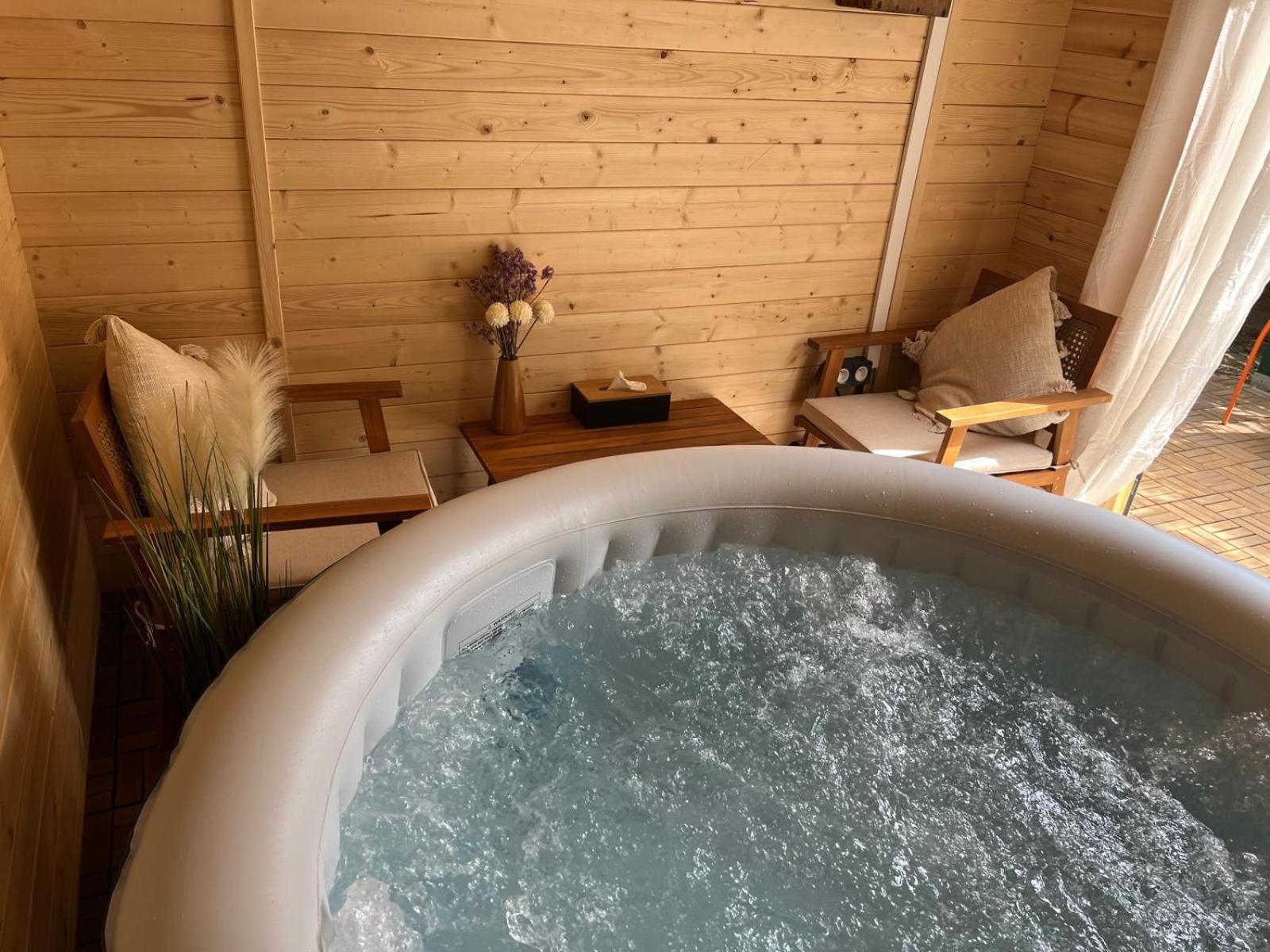 Apartamento Escale Cosy A Pontoise Jacuzzi Et Terrasse Exterior foto